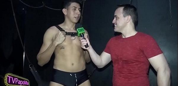  Em Clima de Halloween, pornstar Neto Silva e Marcello Moreno fazendo muitas travessuras durante entrevista para o PapoMix no Clube dos Pauzudos